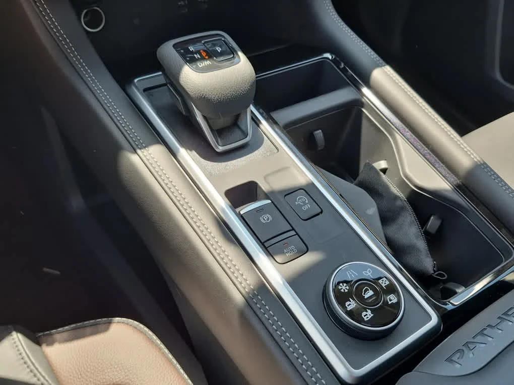 New 2026 Everest White Pearl TriCoat / Super Black Two-tone Nissan Platinum image 15