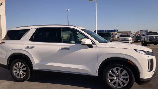 Used 2025 White Hyundai SEL image 3