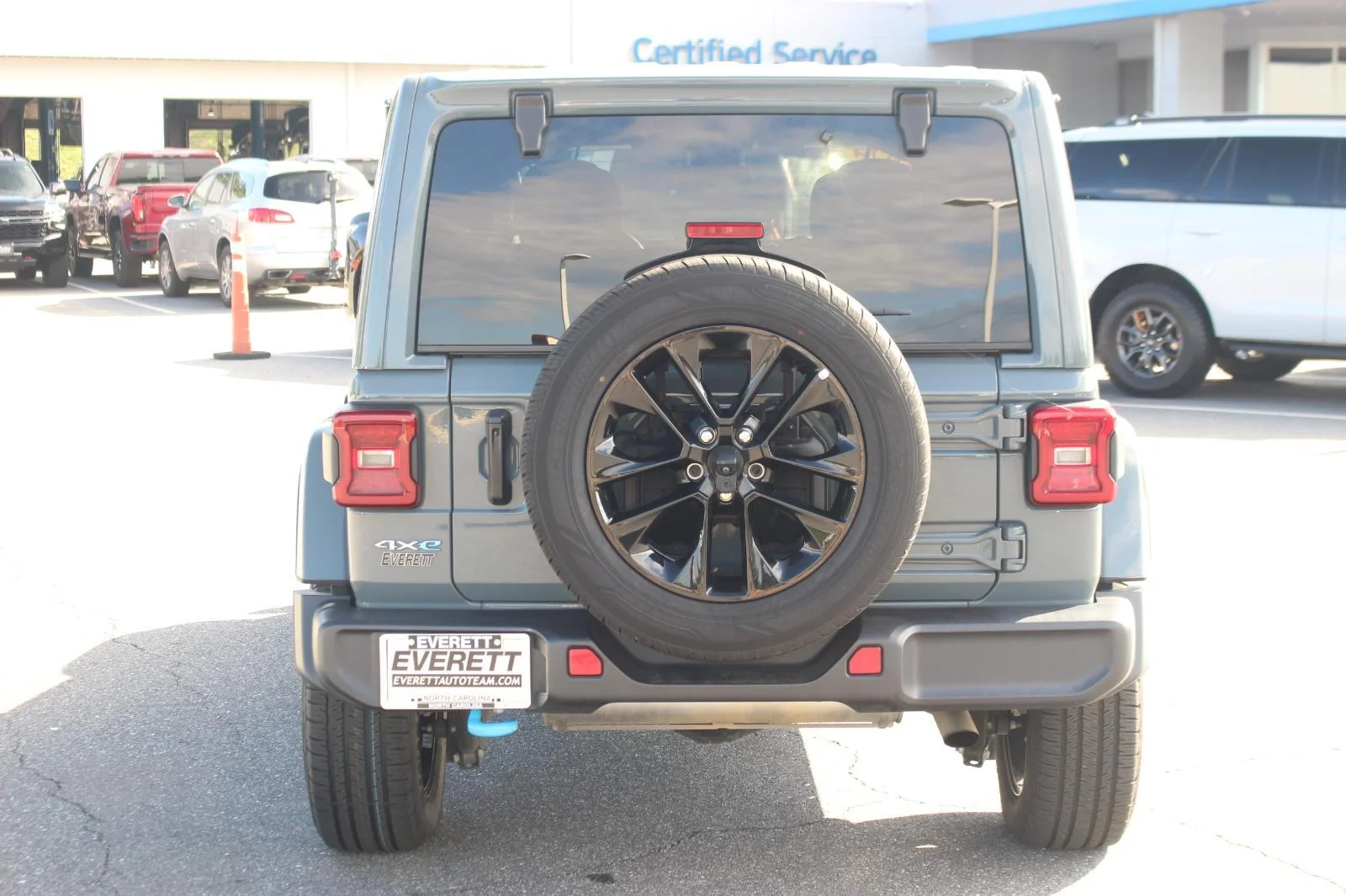 Used 2024 Grey Jeep Sahara image 6