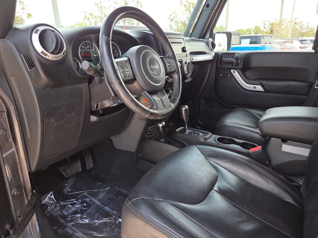 Used 2017 Granite Crystal Metallic Clearcoat Jeep Sahara image 30