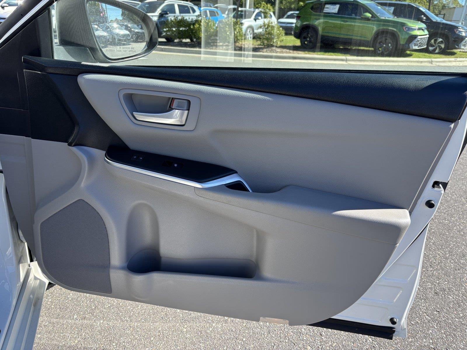 Used 2017 Blizzard Pearl Toyota SE image 28
