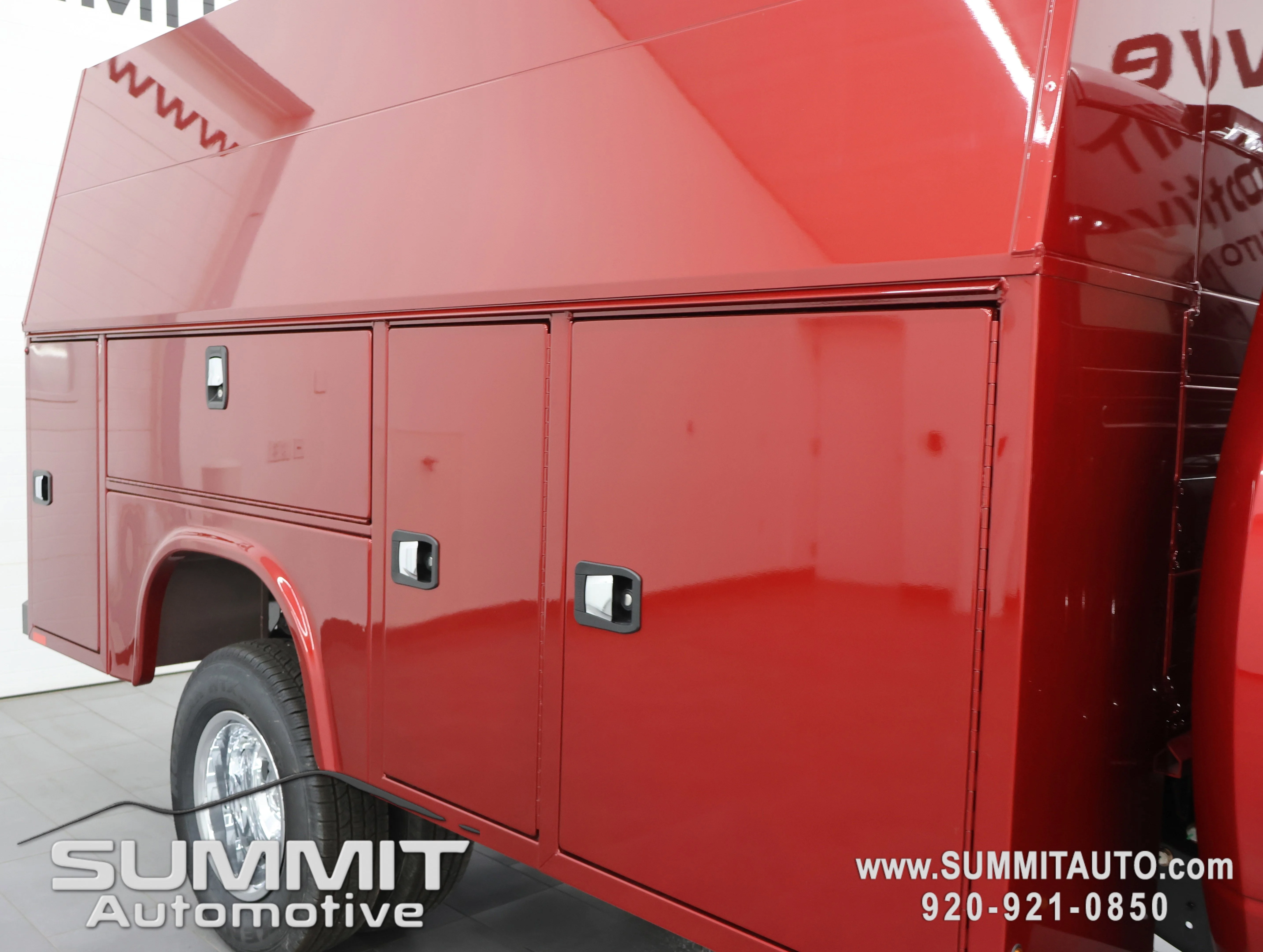 New 2026 Molten Red Pearl-Coat Exterior Paint RAM Tradesman image 22