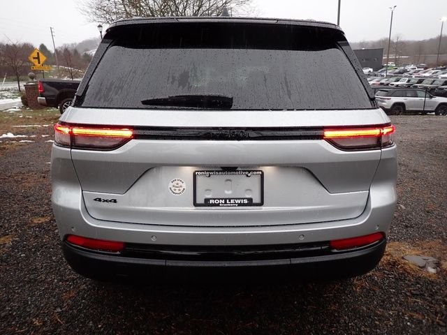 New 2025 Silver Zynith Exterior Paint Jeep Limited image 4