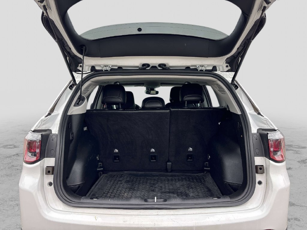 Used 2022 White Jeep Latitude image 14