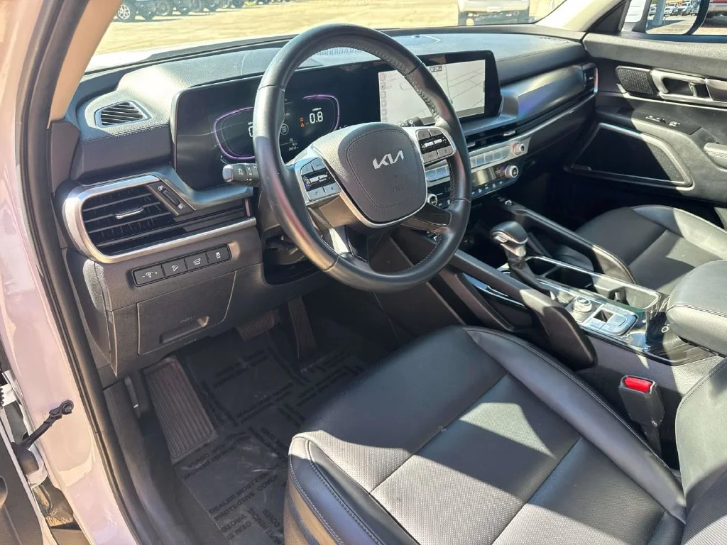 Used 2025 White Kia S image 29