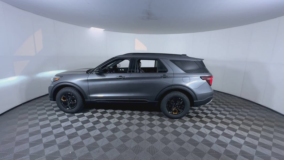 New 2026 Carbonized Gray Metallic Ford Tremor image 5