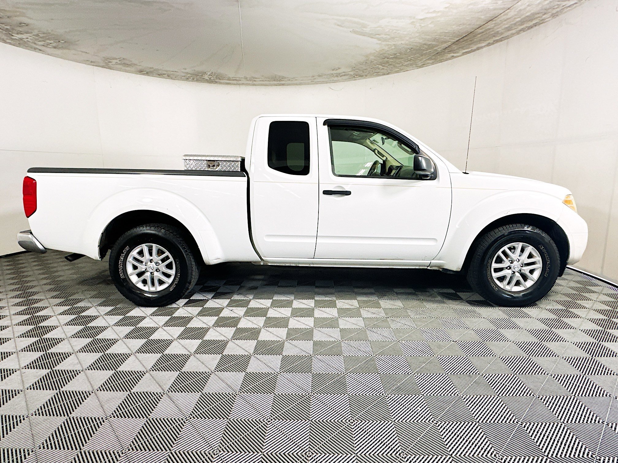 Used 2014 Glacier White Nissan SV image 2