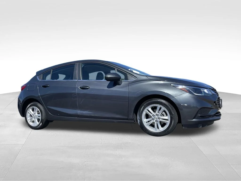 Used 2018 Chevrolet Cruze LT with VIN 3G1BE6SM7JS570206 for sale in Beaver Dam, WI