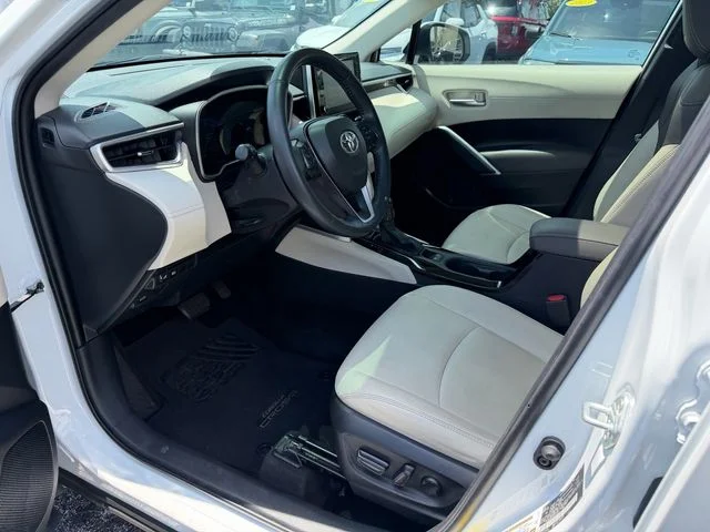Used 2022 Beige Toyota XLE image 11