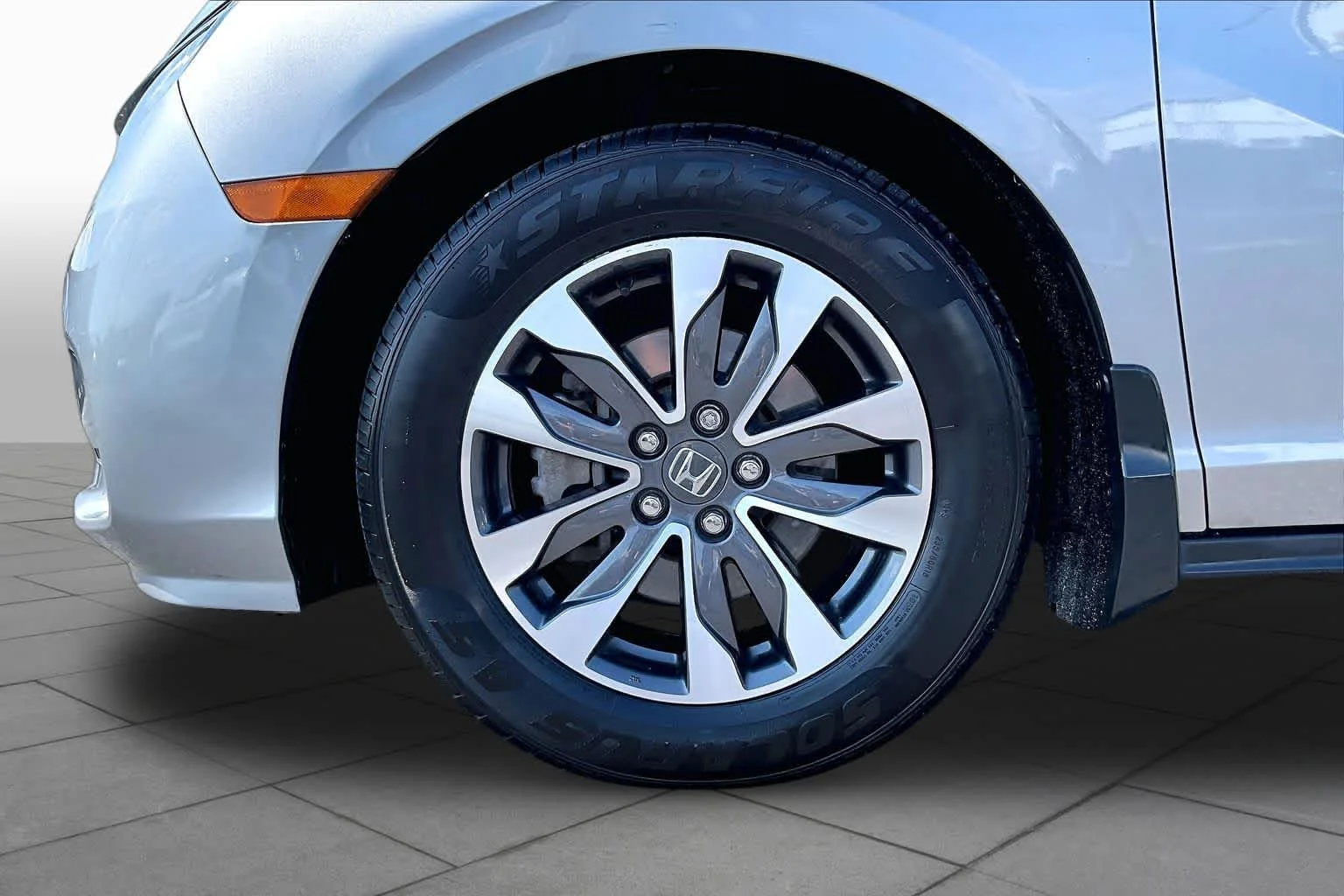 Used 2023 Lunar Silver Metallic Honda EX-L image 11