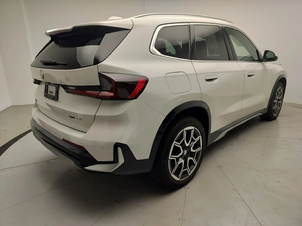 Used 2025 White BMW xDrive28i image 3