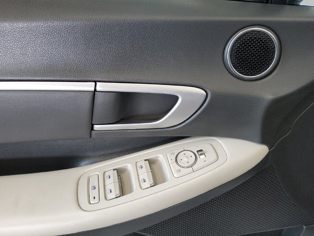 Used 2024 White Hyundai SEL image 12