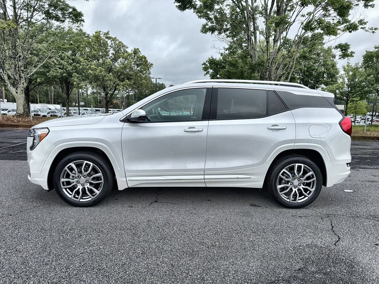 Used 2023 White Frost Tricoat GMC Denali image 5