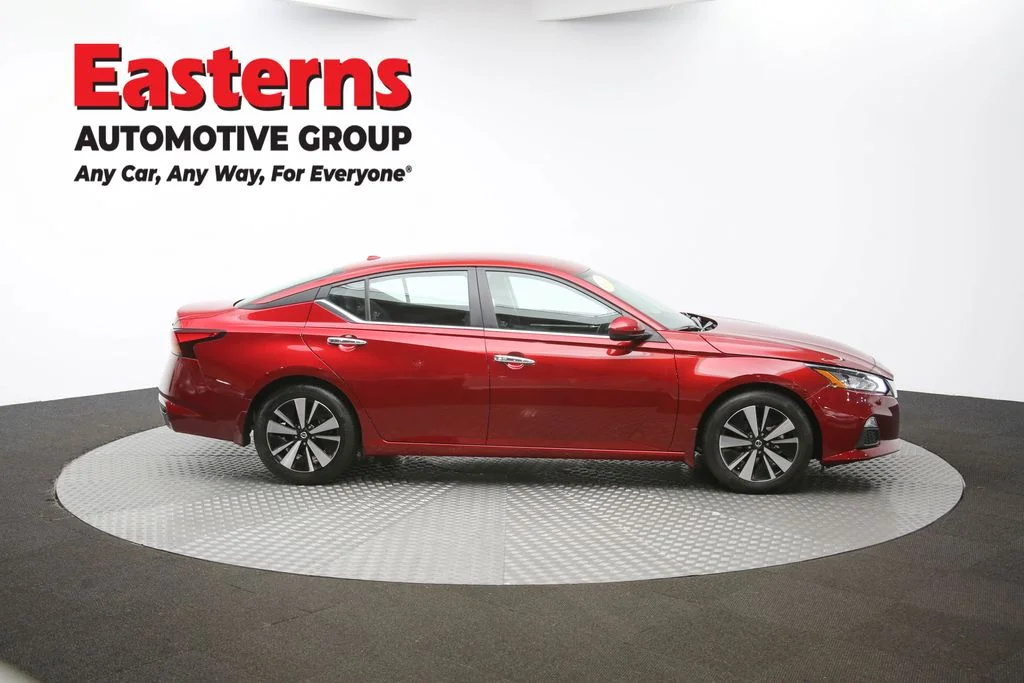 Used 2022 Red Nissan 2.5 SV image 42