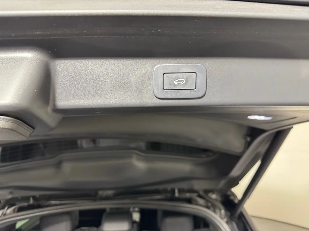 Used 2023 Fuji White Land Rover SE image 27