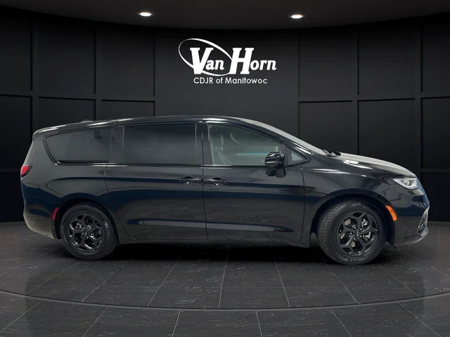 Used 2023 Brilliant Black Crystal Pearlcoat Chrysler Limited image 8