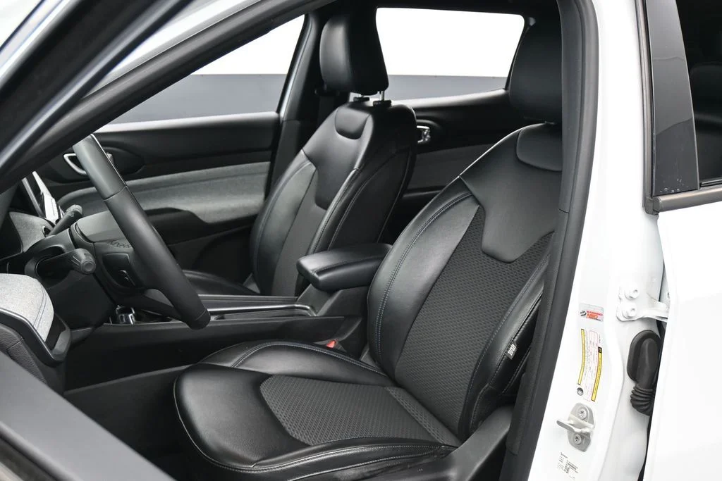 Used 2023 Bright White Clearcoat Jeep Latitude image 10