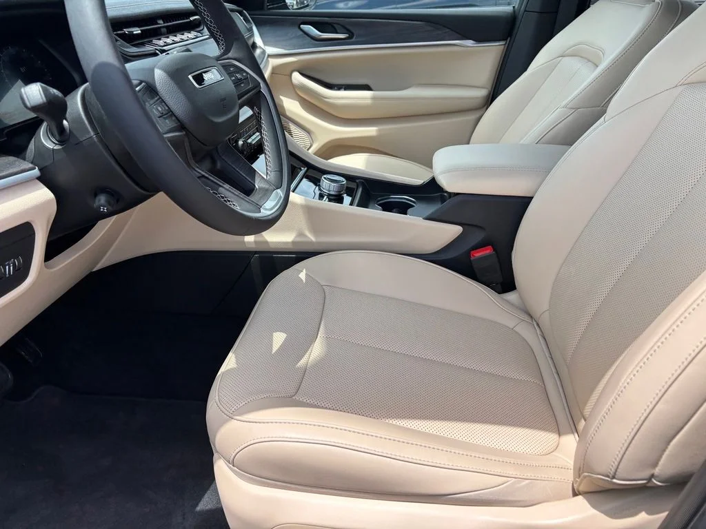 Used 2025 Gray Jeep Limited image 10