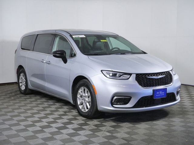 2024 Chrysler Pacifica Touring L's photo