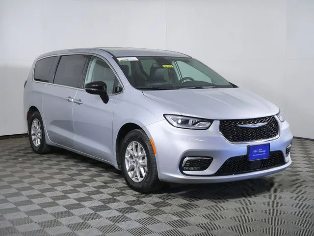 2024 Chrysler Pacifica Touring L's photo