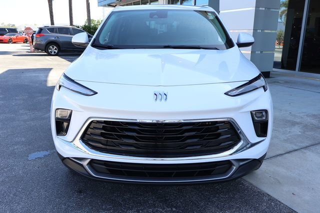 Used 2025 Summit White Buick Preferred image 3