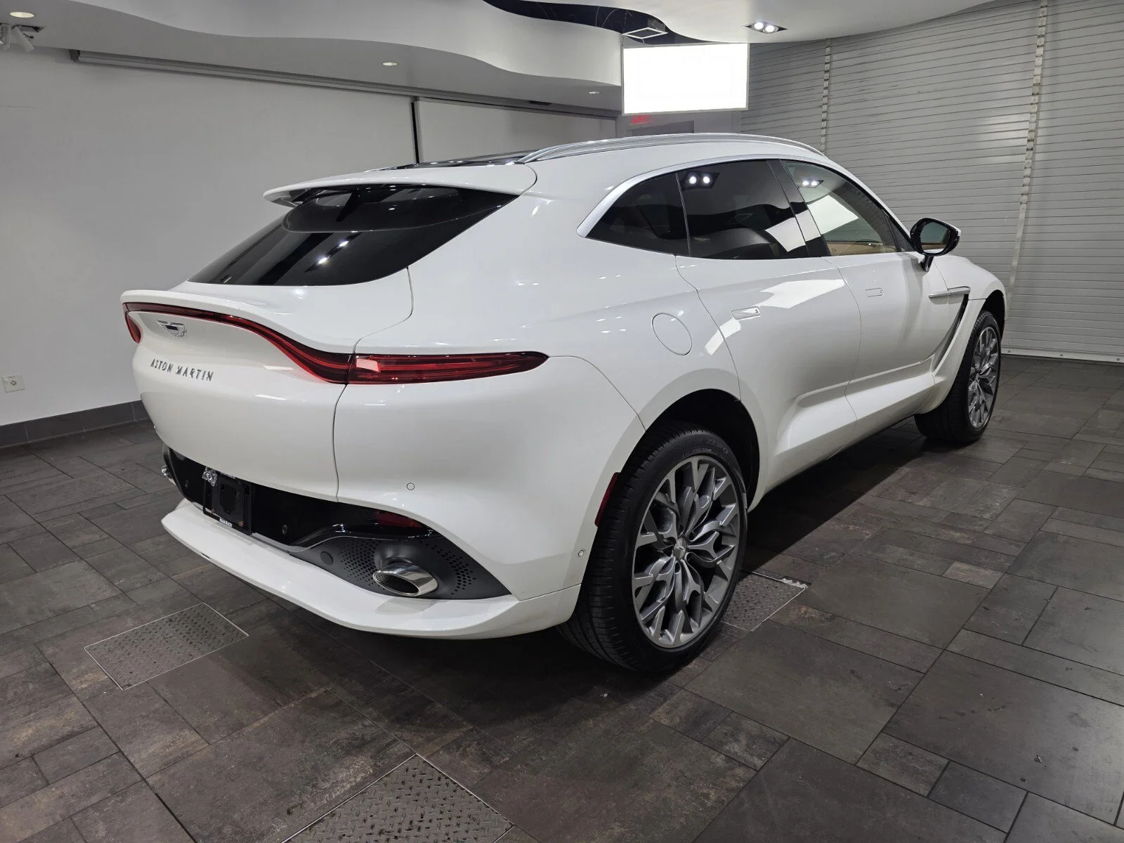 Used 2022 Stratus White Gloss Aston Martin 550 image 27