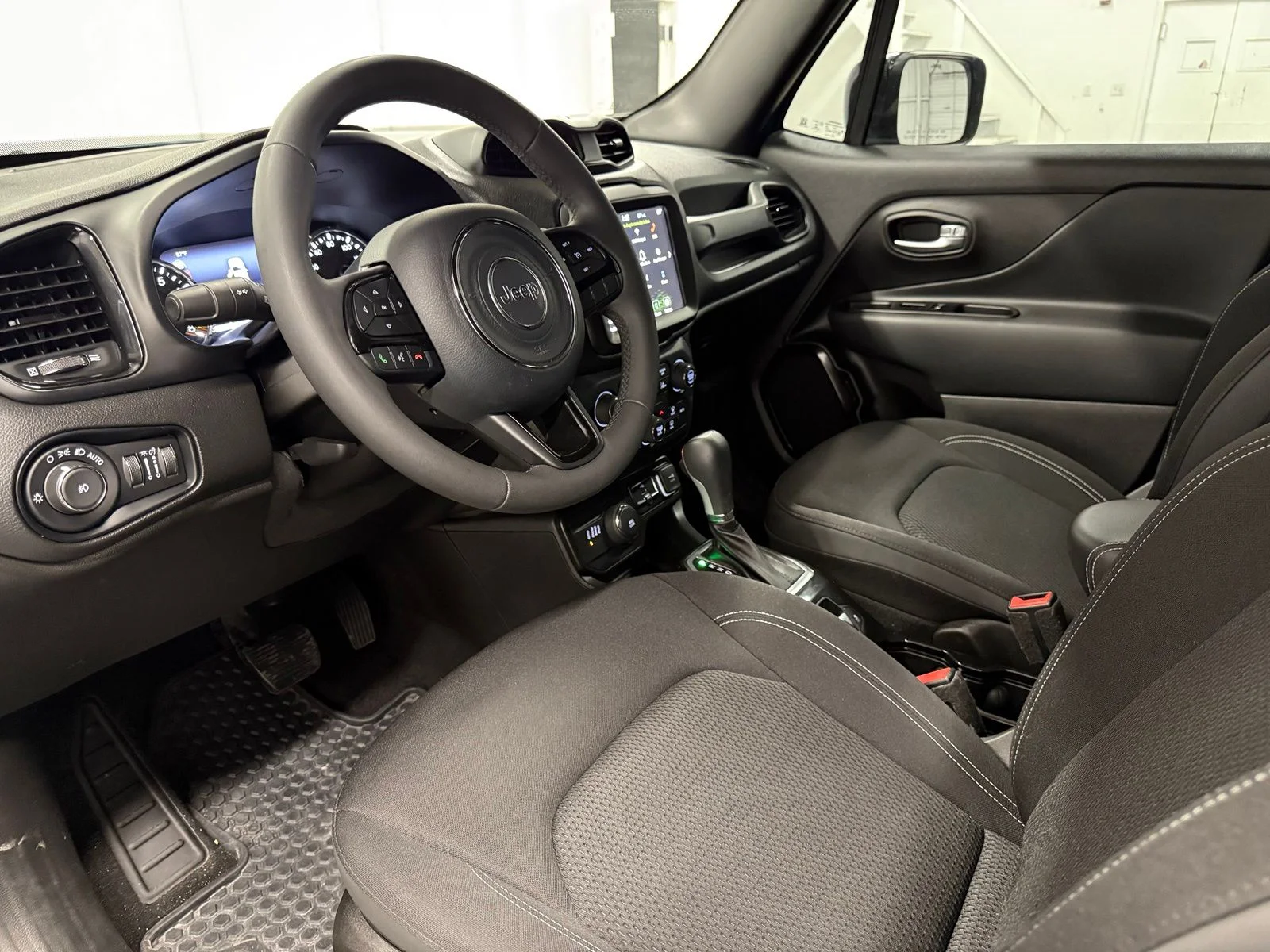 Used 2022  Jeep Altitude image 17