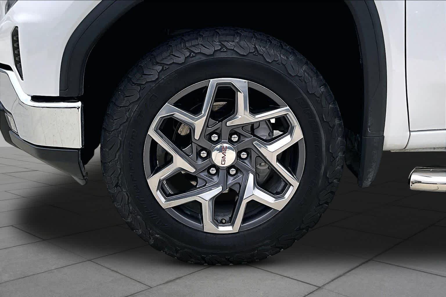 Used 2022 White Frost Tricoat GMC SLT image 11