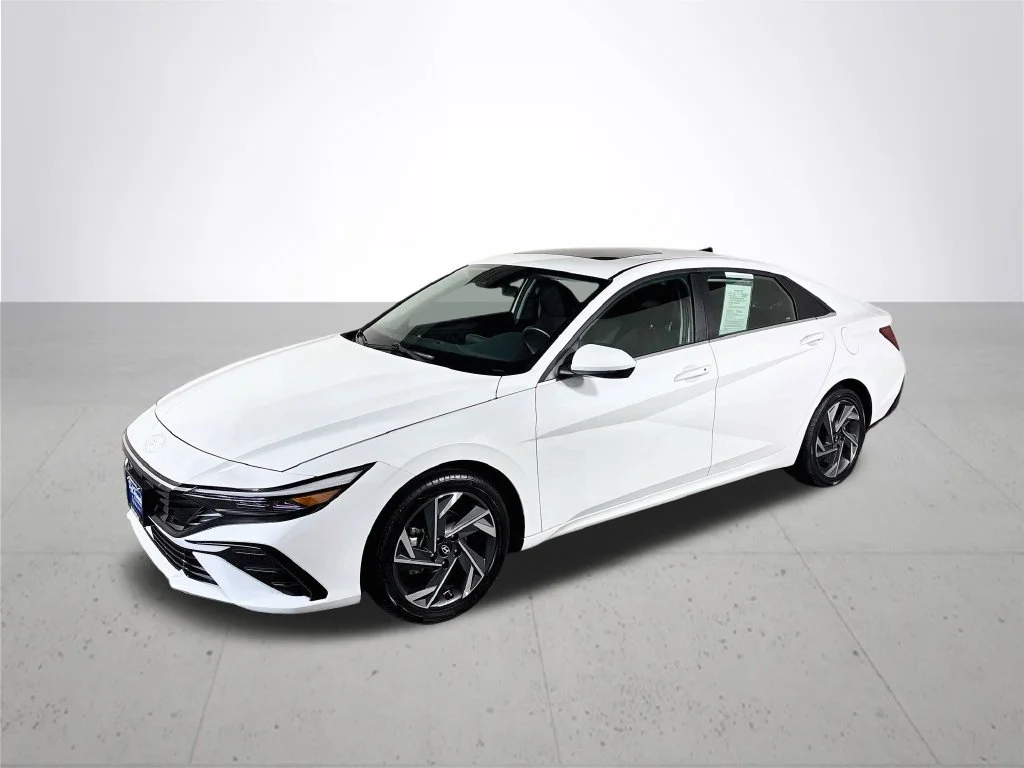 Used 2025 White Hyundai SEL Convenience image 2