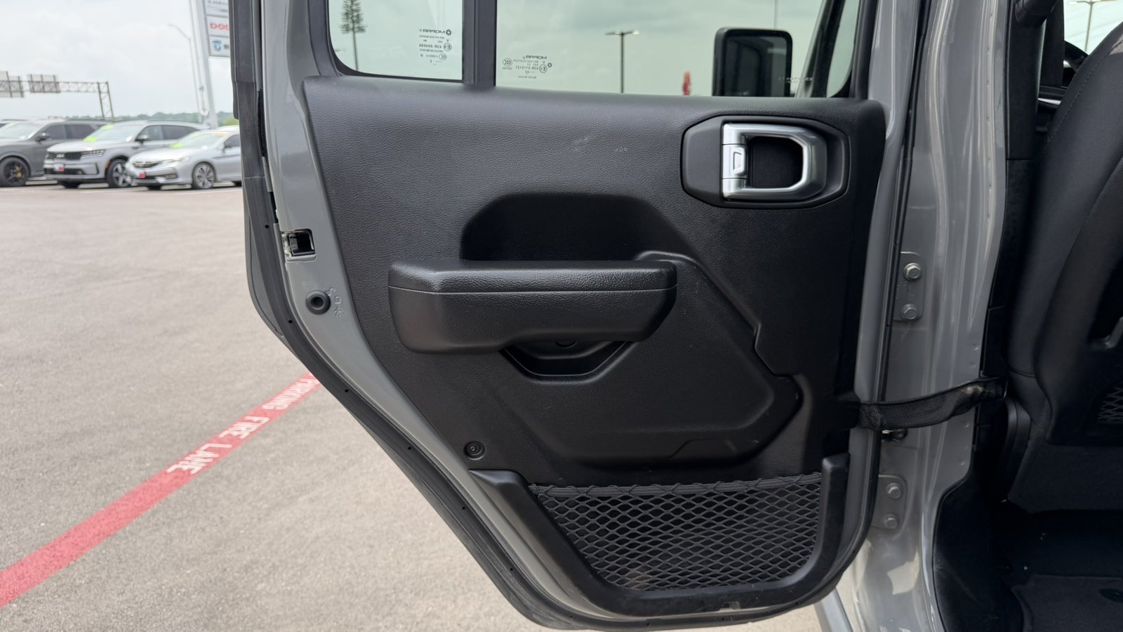 Used 2022 Sting-Gray Clearcoat Jeep Mojave image 14