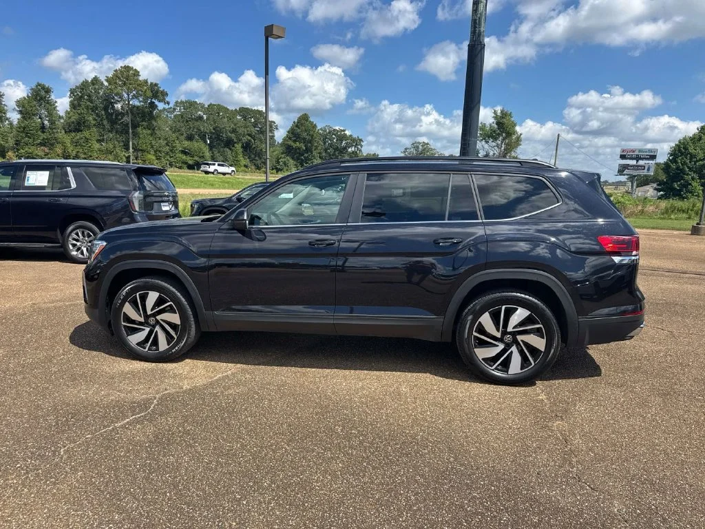 Used 2025 Black Volkswagen 2.0T SE w/Technology image 5