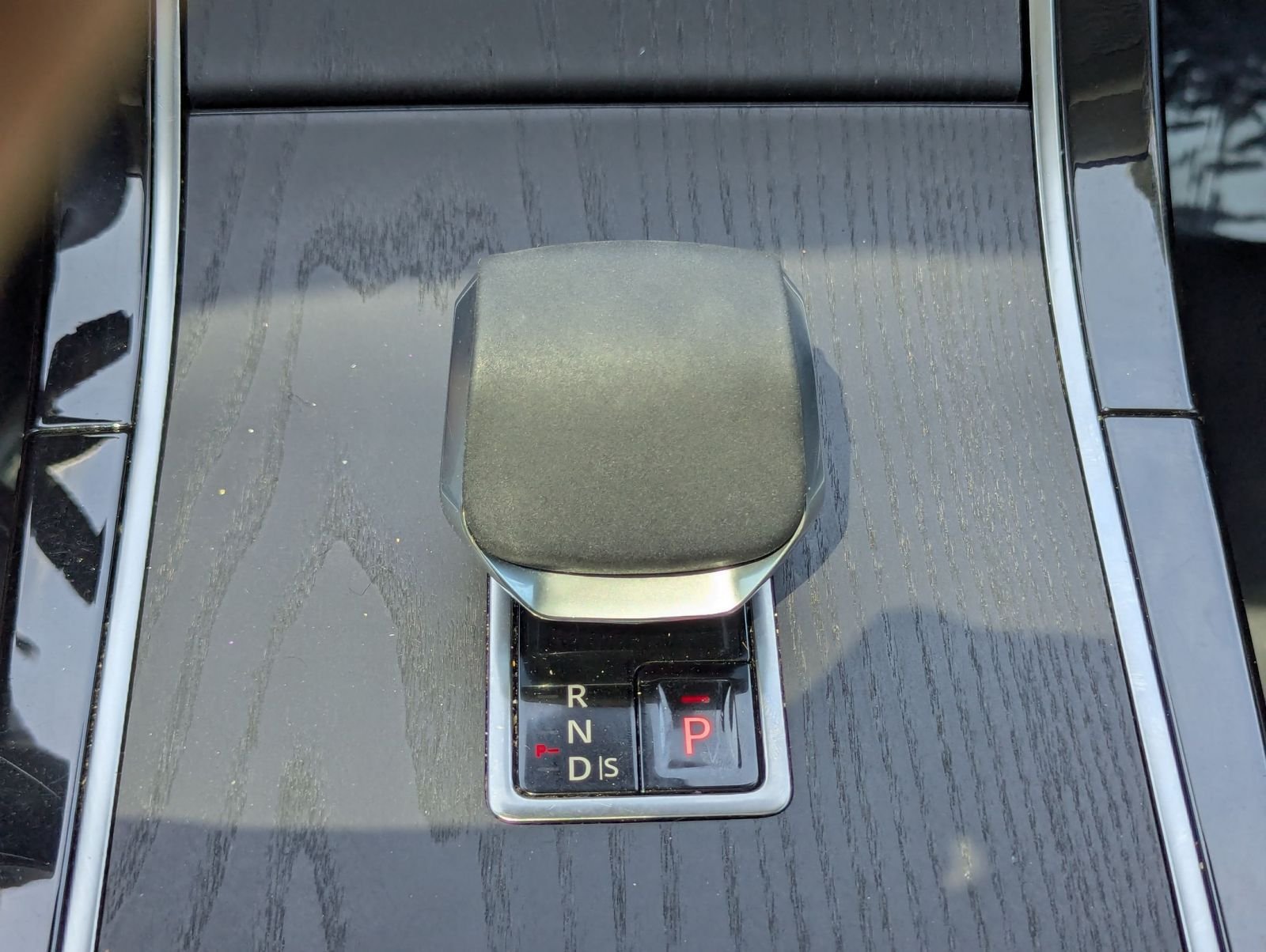 Used 2025  Land Rover S image 19