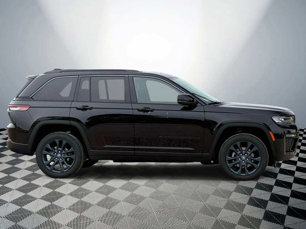 New 2026 Diamond Black Crystal Pearl-Coat Exterior Paint Jeep Limited image 5