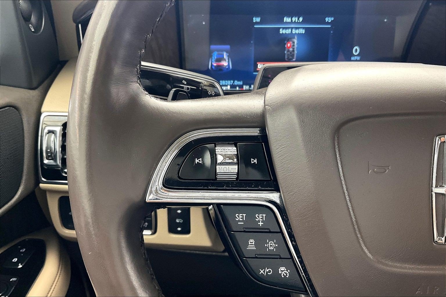 Used 2022 Pristine White Metallic Tri-Coat Lincoln Reserve image 19