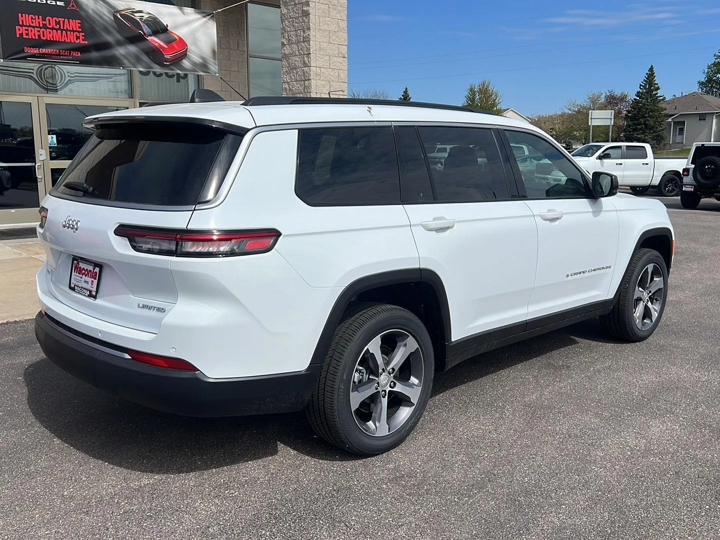 New 2026 Bright White Clear-Coat Exterior Paint Jeep Limited image 7