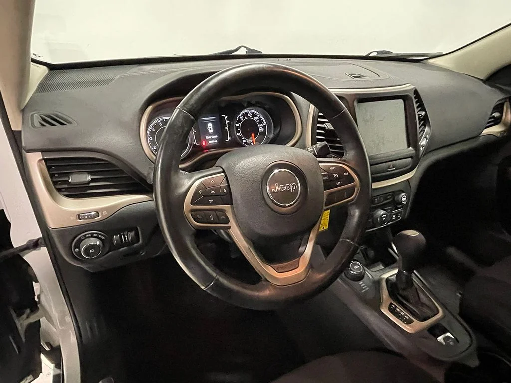 Used 2017 White Jeep Latitude image 20