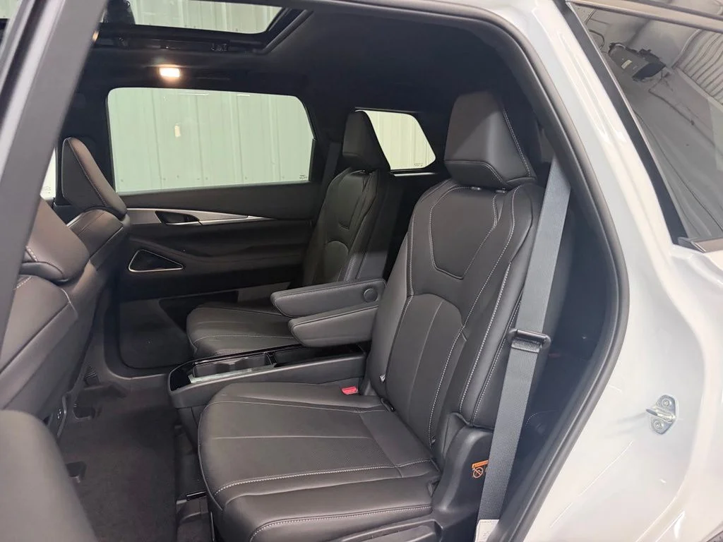 New 2027 2T RAD WHT INFINITI Sport AWD image 41