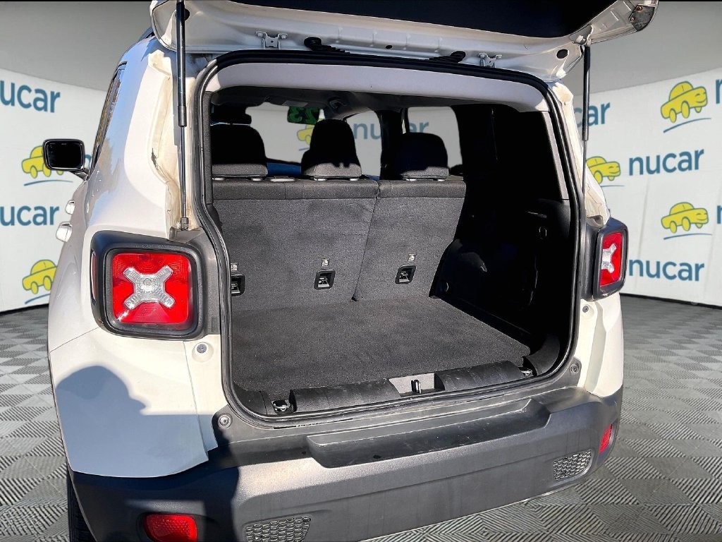 Used 2023 Alpine White Clearcoat Jeep Latitude image 32