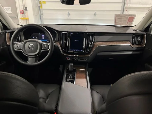 Certified Used 2022 Crystal White Volvo Momentum image 12