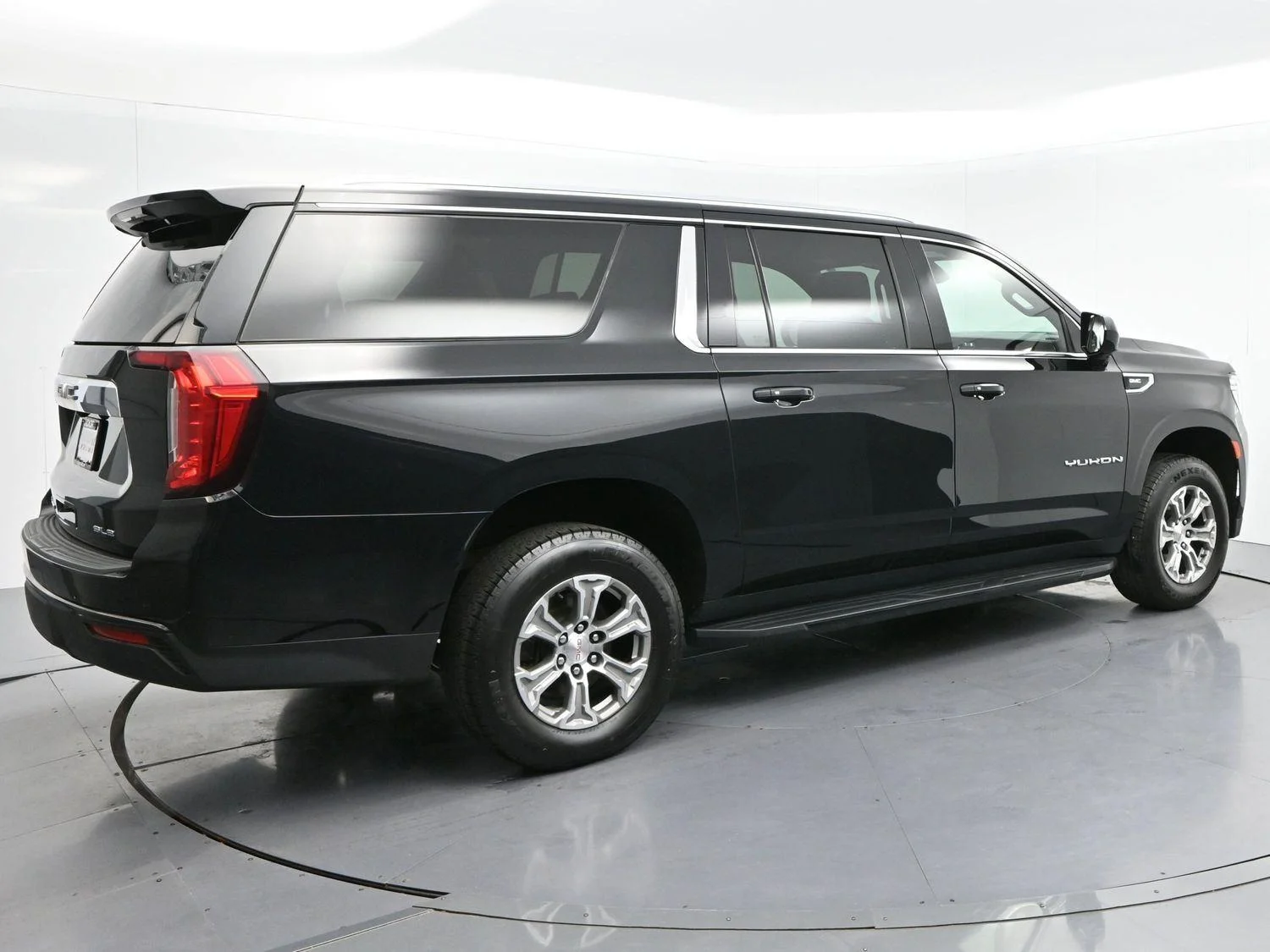Used 2023 Onyx Black GMC SLE image 7