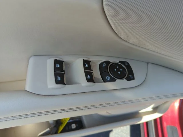 Used 2017 Red Lincoln Reserve image 31