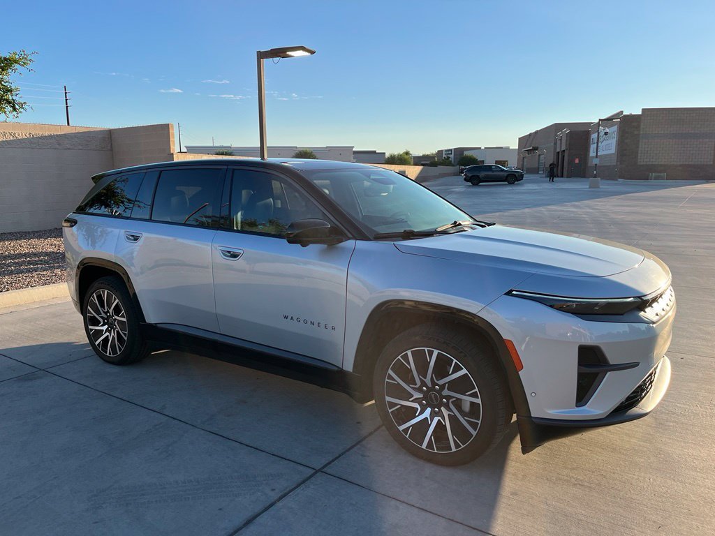 Used 2025 Silver Jeep Limited image 5