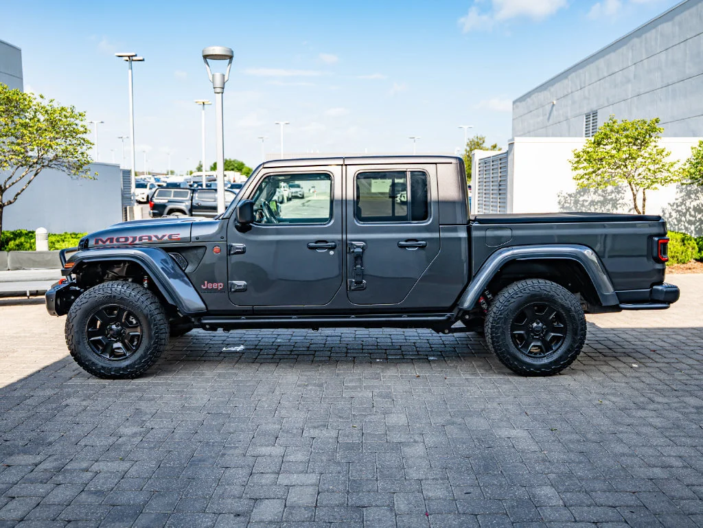 Used 2021 Granite Crystal Metallic Clearcoat Jeep Mojave image 8