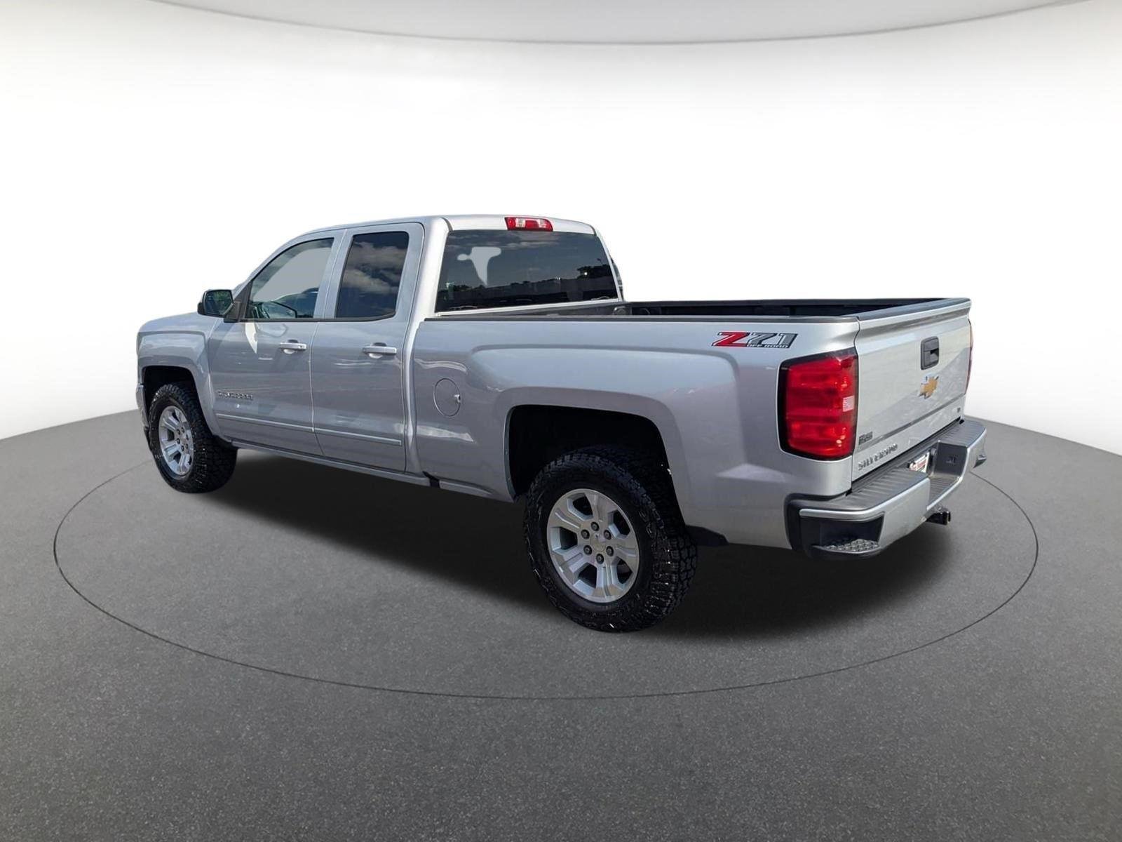 Used 2018 Silver Ice Metallic Chevrolet LT image 7