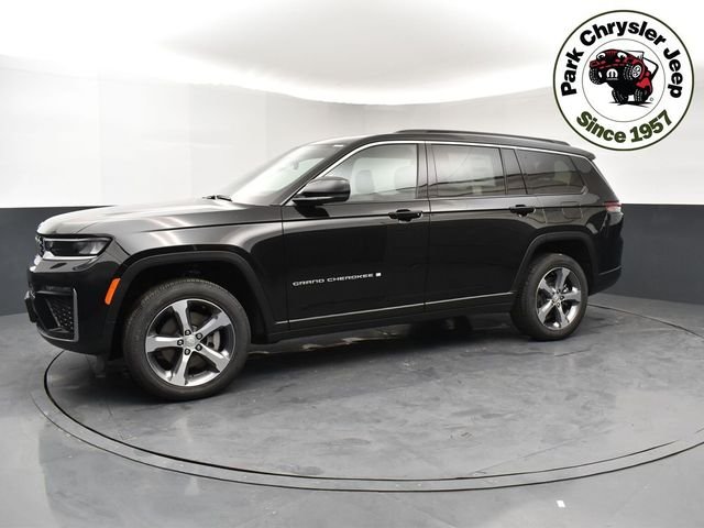 New 2026 Diamond Black Crystal Pearl-Coat Exterior Paint Jeep Limited image 3