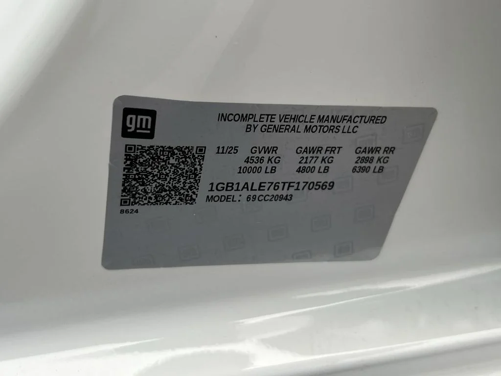 New 2026 Summit White Chevrolet WT image 34