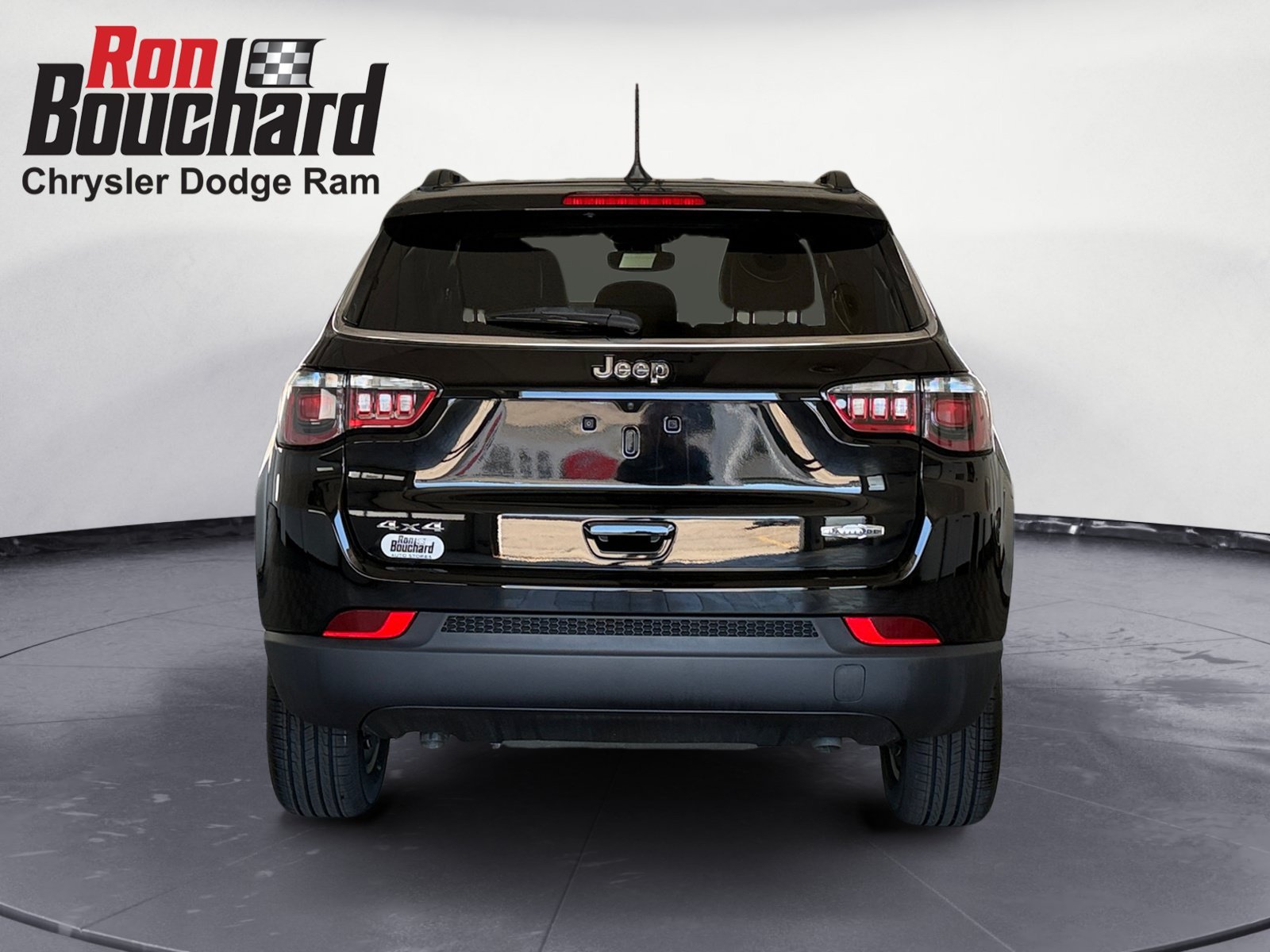 Used 2023 Diamond Black Crystal Pearlcoat Jeep Latitude image 3