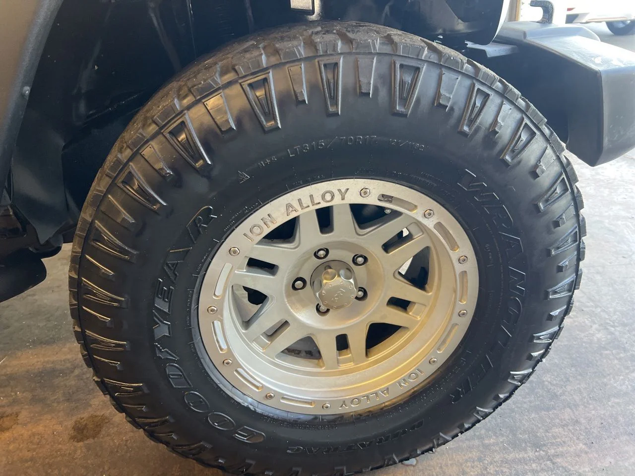 Used 2009 Silver Jeep X image 19