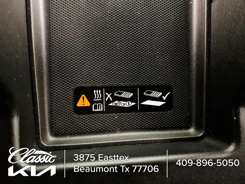 Used 2024 White GMC SLT image 25