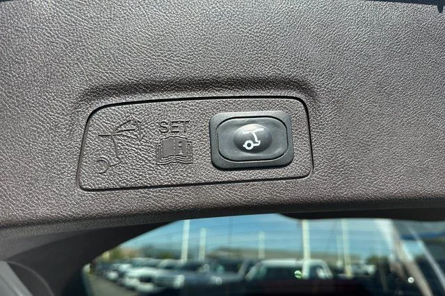 Used 2019 Silver Lincoln Select image 24